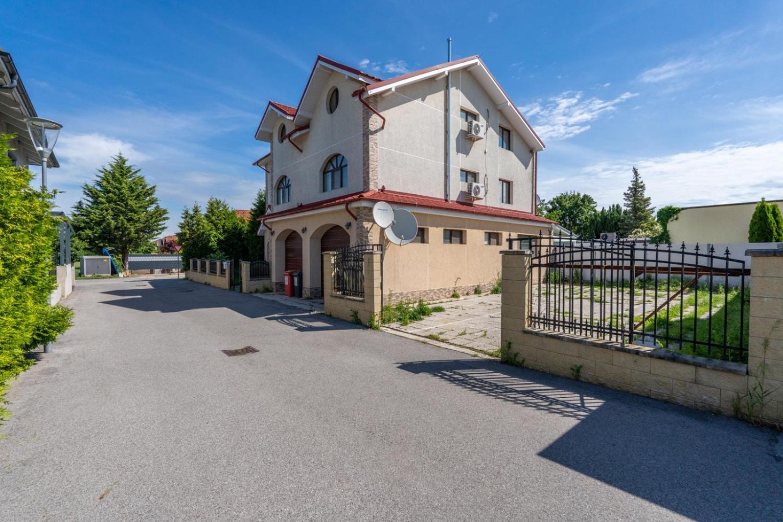 Farawayhomes Aparthotel Near Vienna Airport - Anytime Self Check-In Bruck an der Leitha Exterior photo