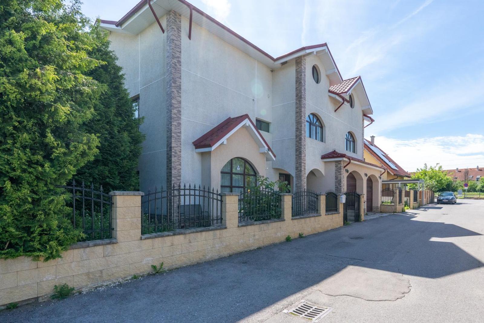 Farawayhomes Aparthotel Near Vienna Airport - Anytime Self Check-In Bruck an der Leitha Exterior photo
